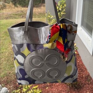 Collectible Vintage 2010 COACH Julia OP Art Signature no hang🔖